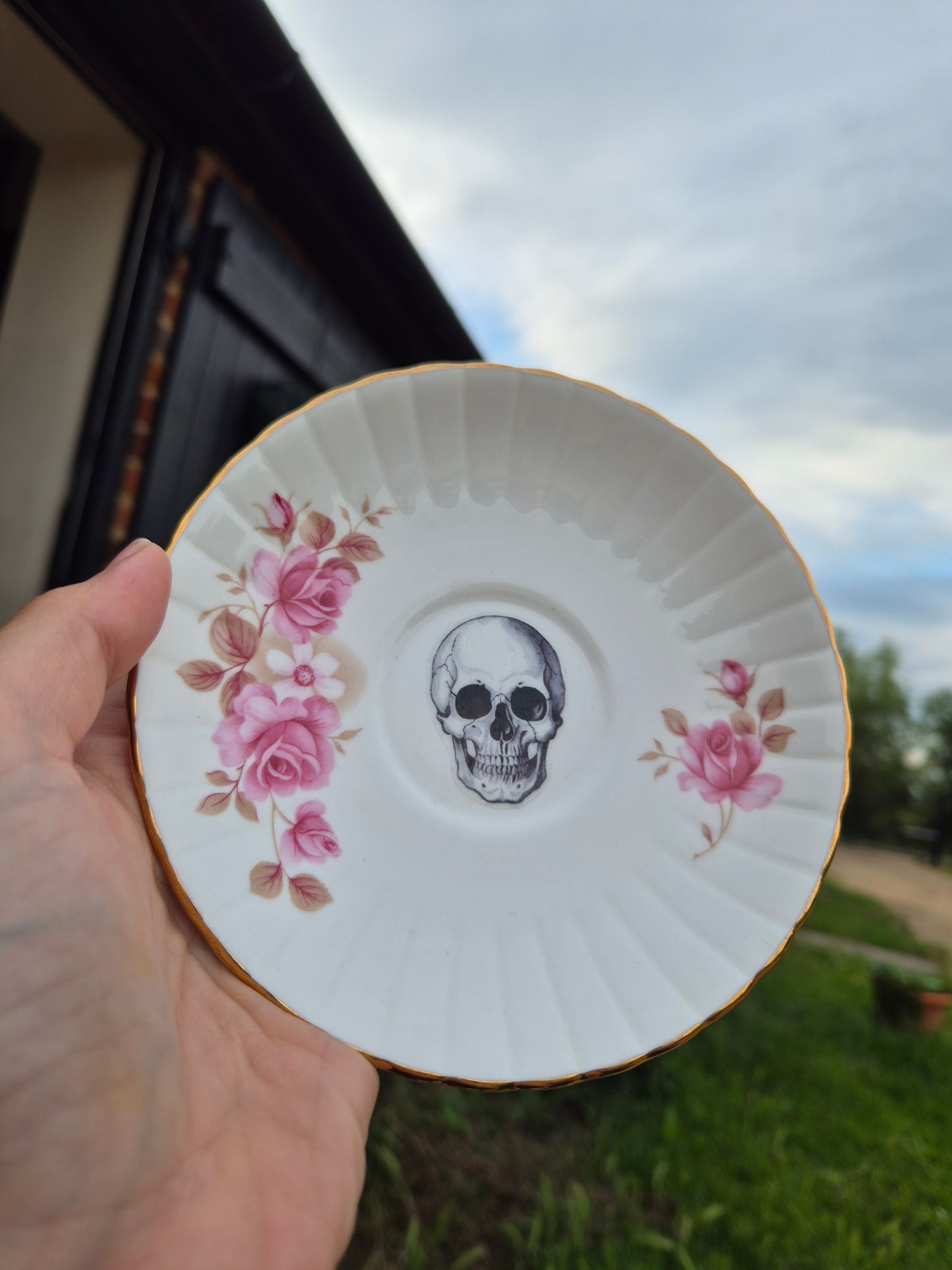 Skull saucer pink florals