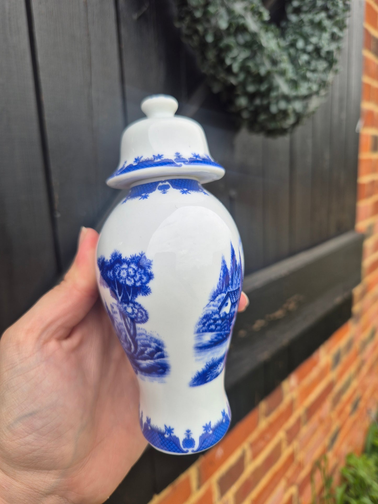Blue and white jar / urn