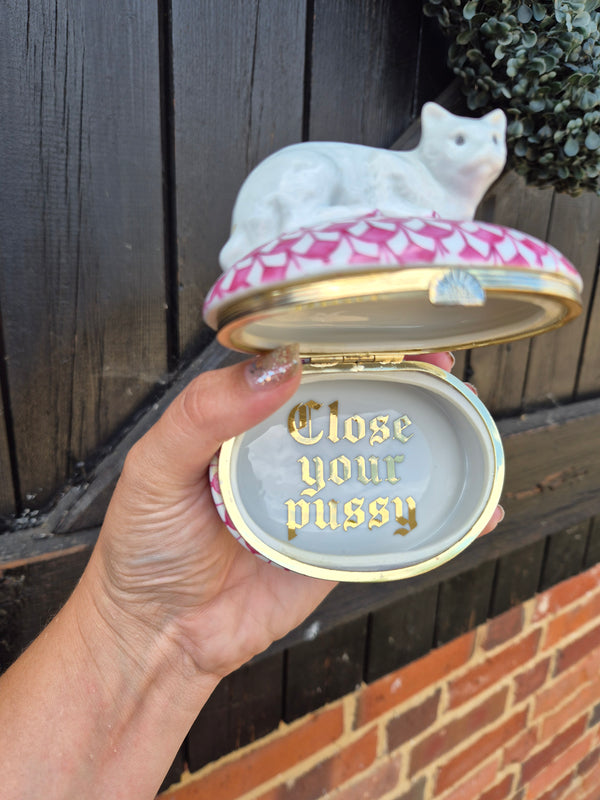 Close your pussy cat trinket
