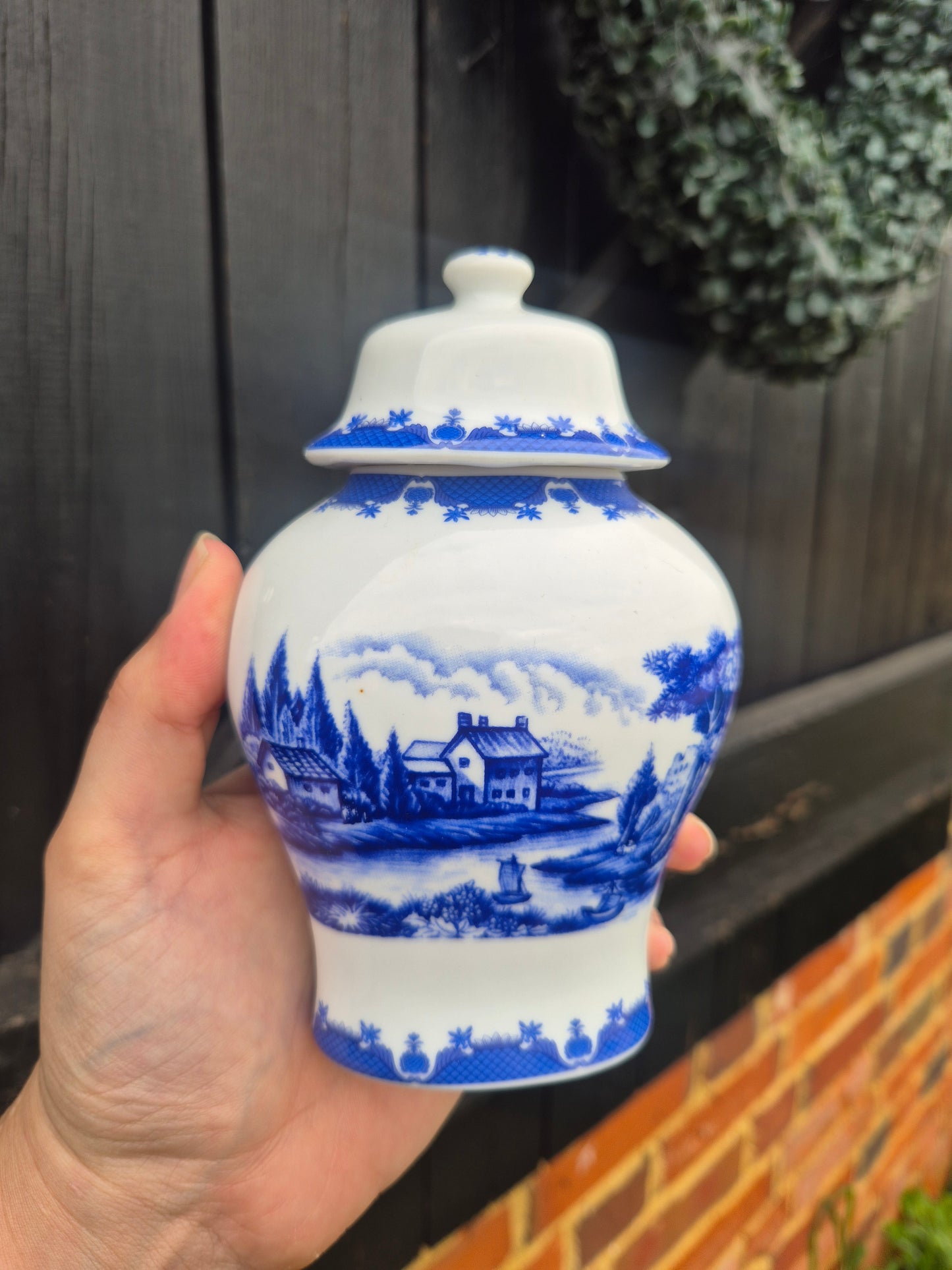 Blue and white jar / urn