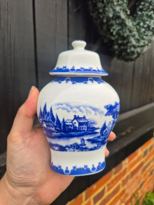 Blue and white jar / urn