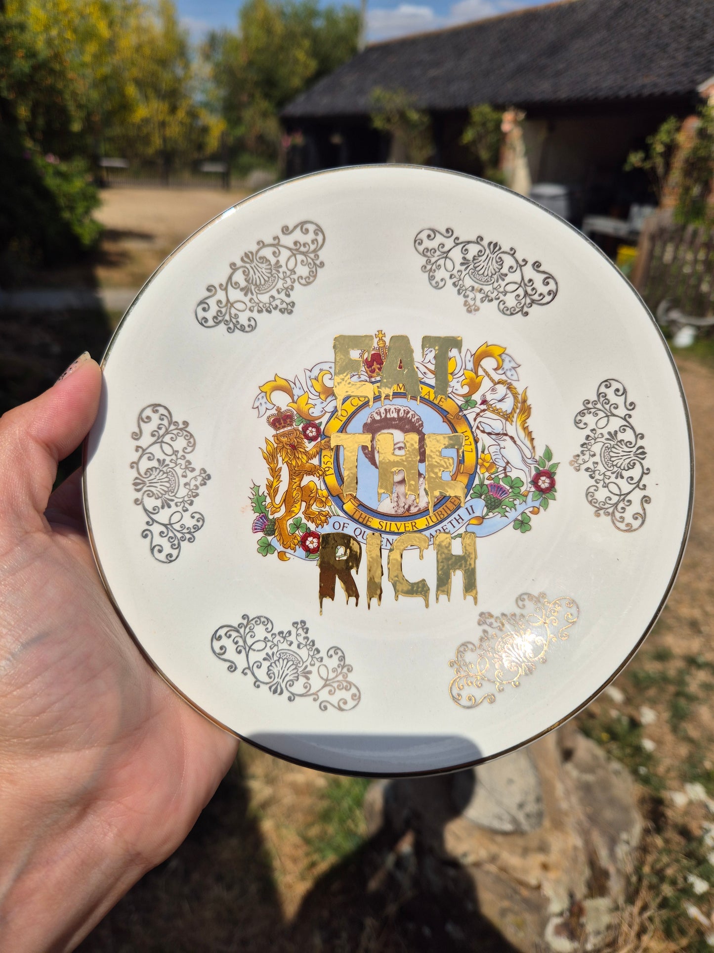 Eat the rich small queen plate