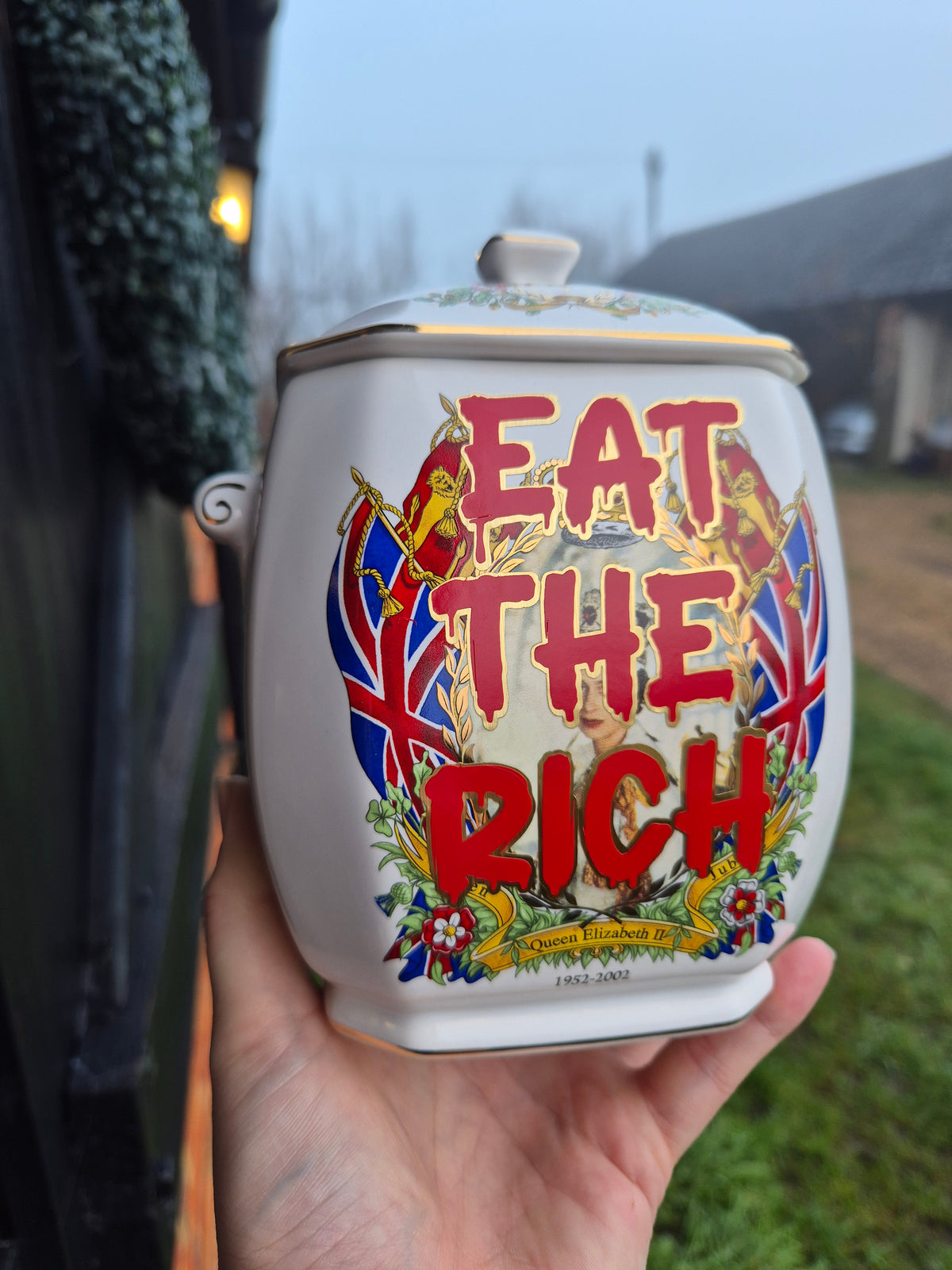 Eat the rich queen pot with lid.